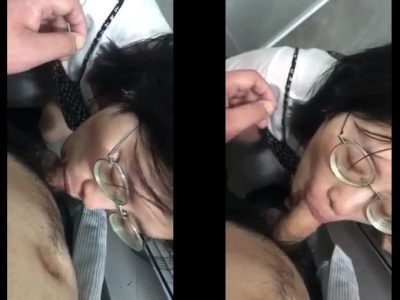 Em gái kính cận đòi tụt quần bú mút trong wc